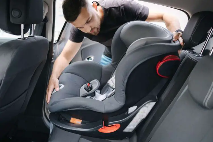 Installing the baby's car seat