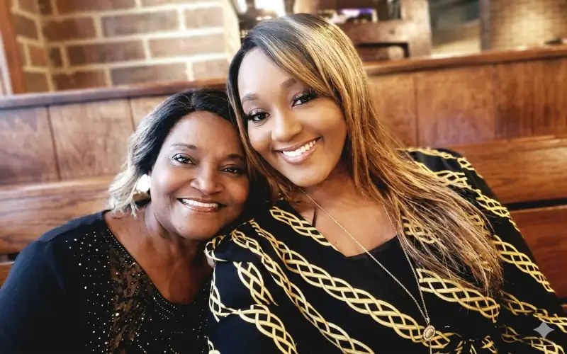 laShun pace posing for a picture with her daughter